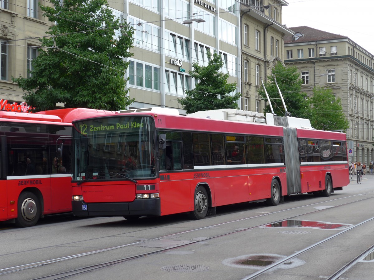 (163'457) - Bernmobil, Bern - Nr. 11 - NAW/Hess Gelenktrolleybus am 15. August 2015 beim Bahnhof Bern
