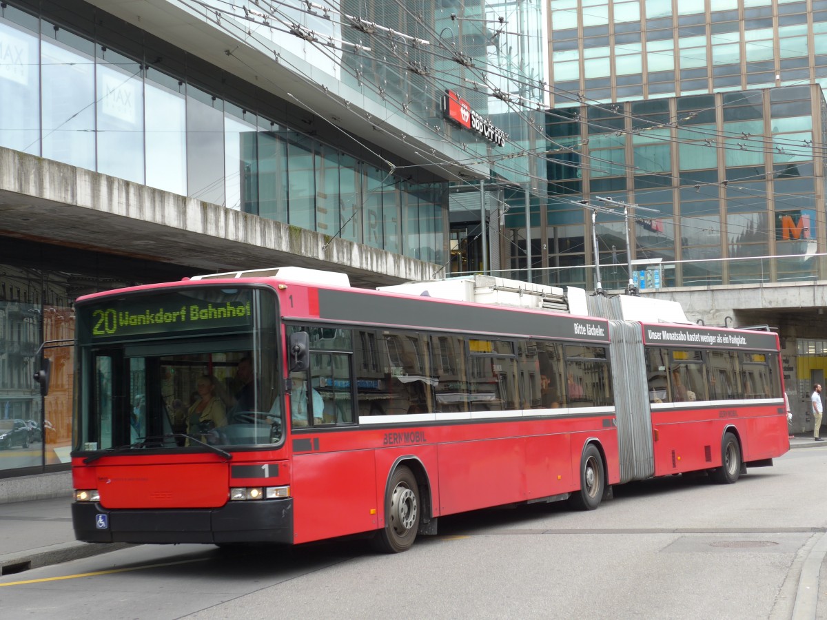 (163'472) - Bernmobil, Bern - Nr. 1 - NAW/Hess Gelenktrolleybus am 15. August 2015 beim Bahnhof Bern