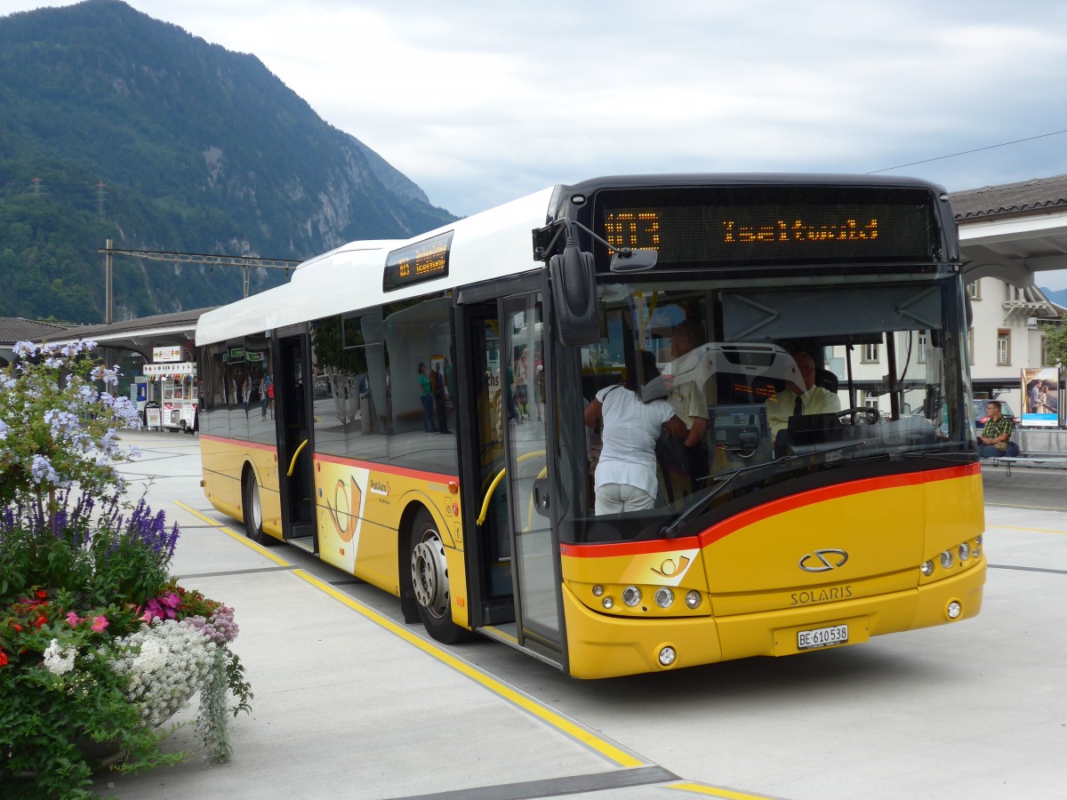 (163'746) - PostAuto Bern - BE 610'538 - Solaris am 23. August 2015 beim Bahnhof Interlaken West