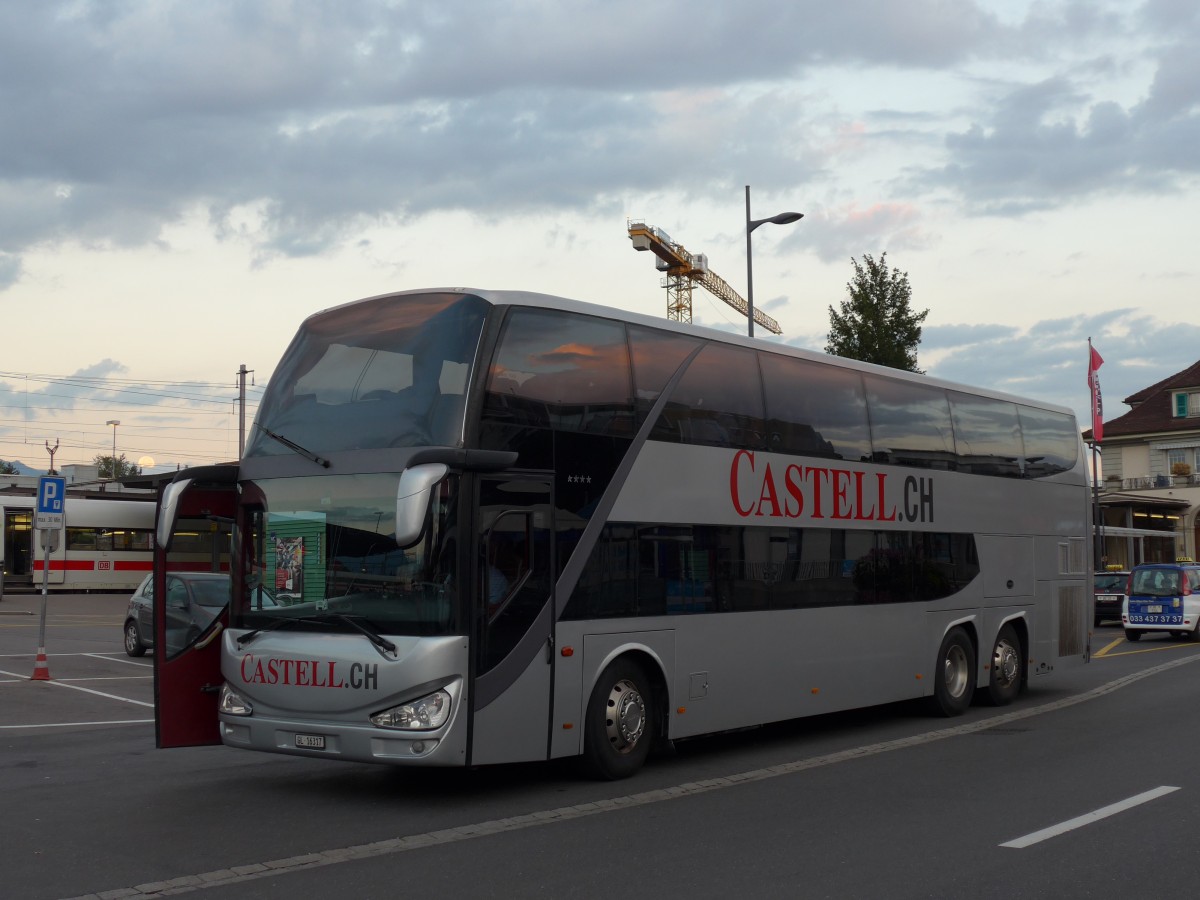 (164'257) - Castell, Nfels - GL 16'317 - Scania/Atomic am 30. August 2015 beim Bahnhof Thun