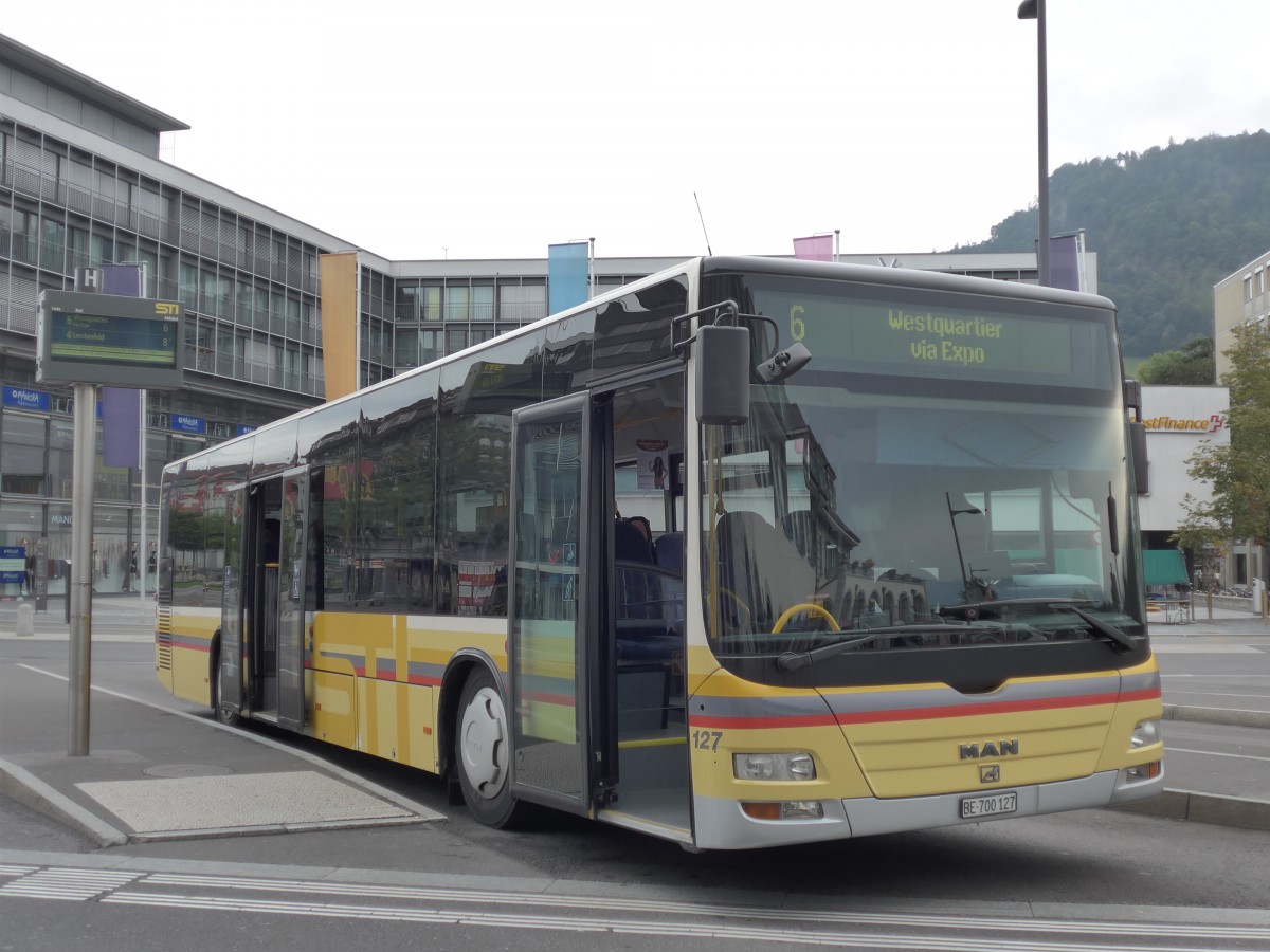 (164'605) - STI Thun - Nr. 127/BE 700'127 - MAN am 13. September 2015 beim Bahnhof Thun