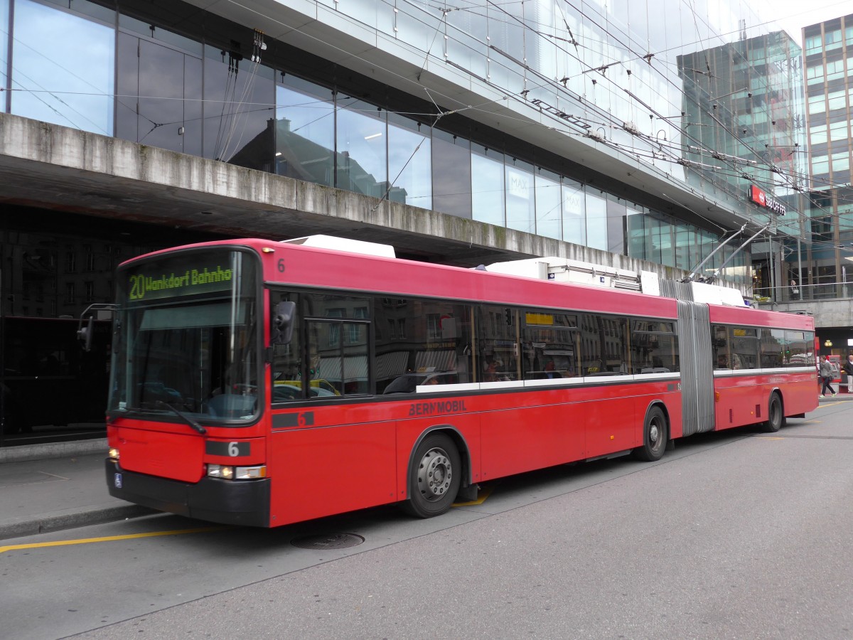 (164'751) - Bernmobil, Bern - Nr. 6 - NAW/Hess Gelenktrolleybus am 15. September 2015 beim Bahnhof Bern