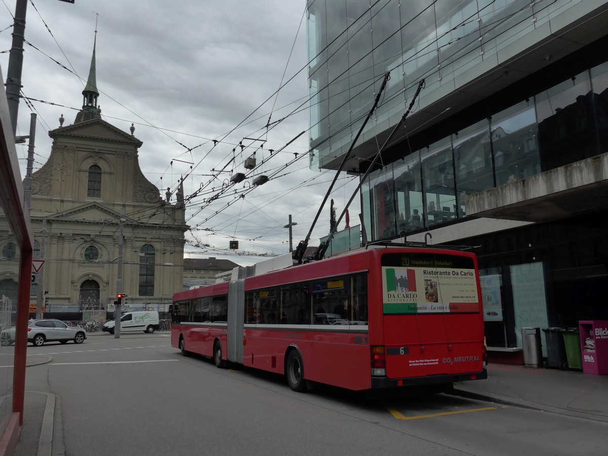 (164'752) - Bernmobil, Bern - Nr. 6 - NAW/Hess Gelenktrolleybus am 15. September 2015 beim Bahnhof Bern
