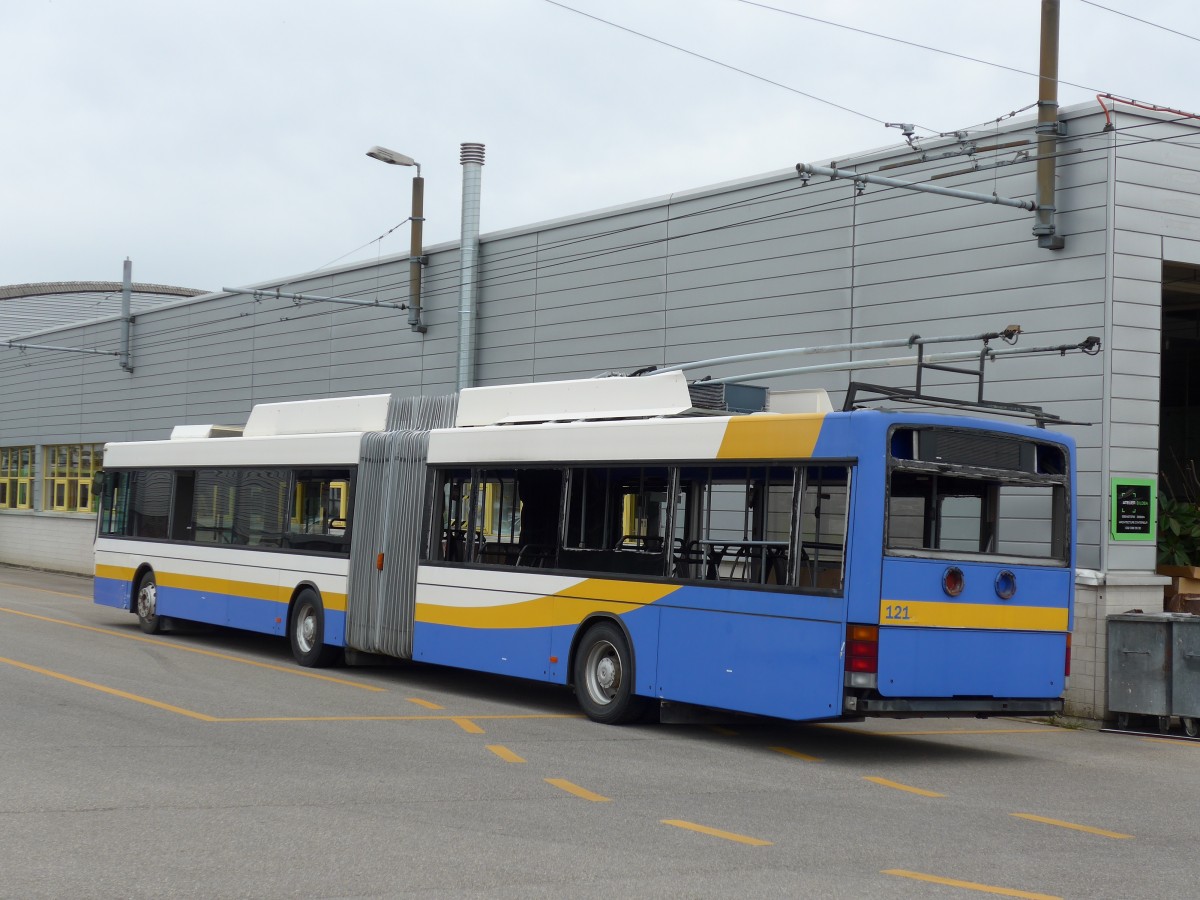 (164'819) - transN, La Chaux-de-Fonds - Nr. 121 - NAW/Hess Gelenktrolleybus (ex TC La Chaux-de-Fonds Nr. 121) am 15. September 2015 in Marin, Dpt