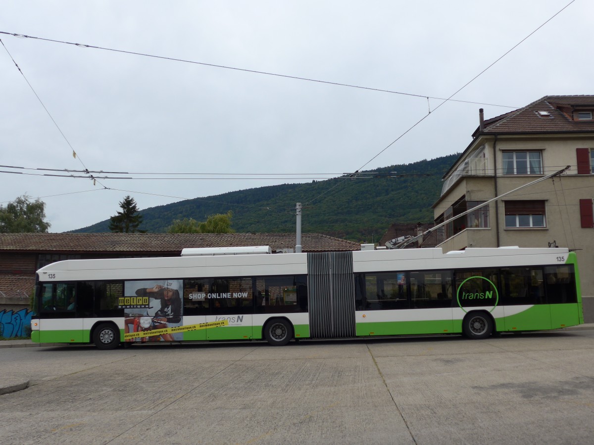 (164'830) - transN, La Chaux-de-Fonds - Nr. 135 - Hess/Hess Gelenktrolleybus (ex TN Neuchtel Nr. 135) am 15. September 2015 in St-Blaise, Centre