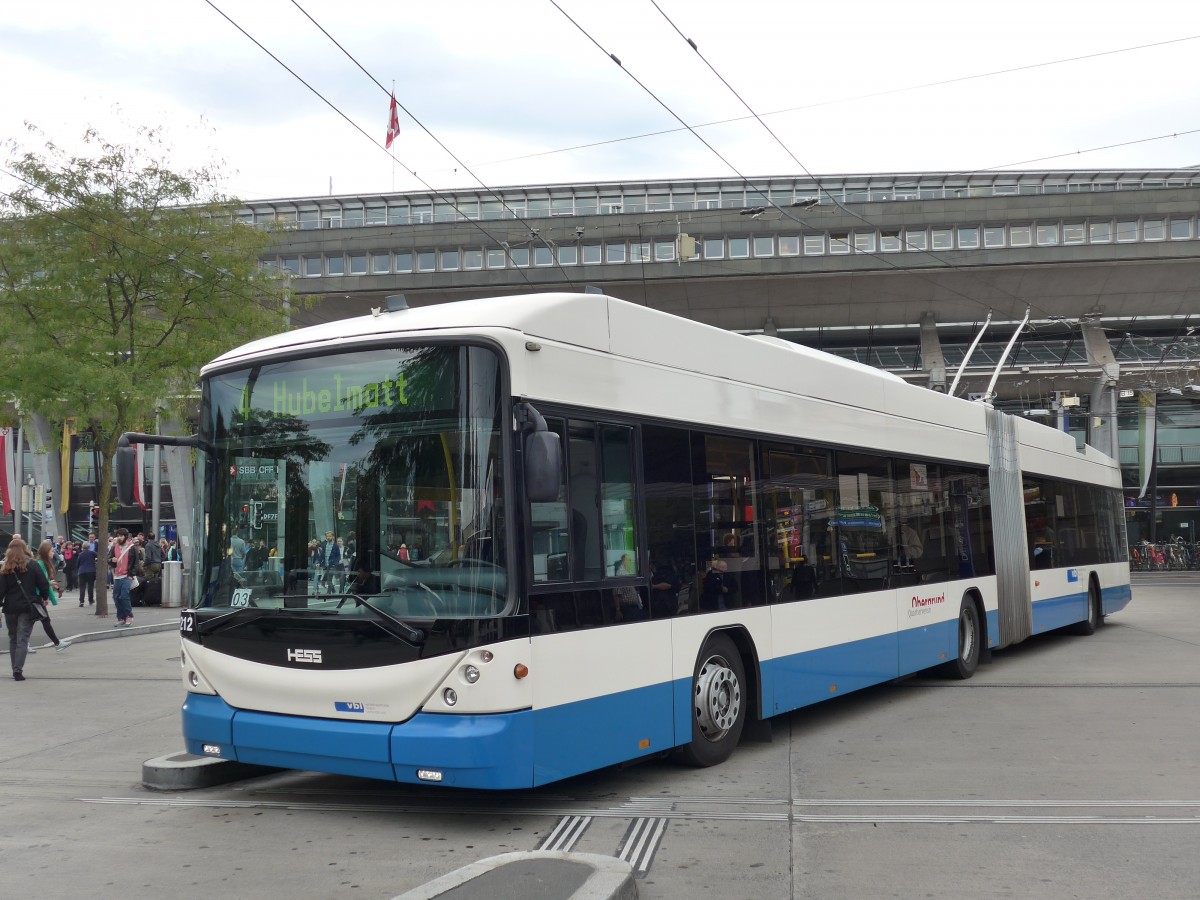 (164'855) - VBL Luzern - Nr. 212 - Hess/Hess Gelenktrolleybus am 16. September 2015 beim Bahnhof Luzern