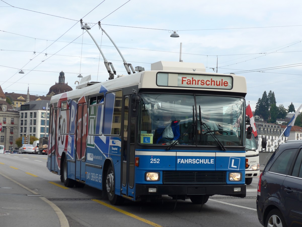 (164'874) - VBL Luzern - Nr. 252 - NAW/R&J-Hess Trolleybus am 16. September 2015 in Luzern, Bahnhofbrcke