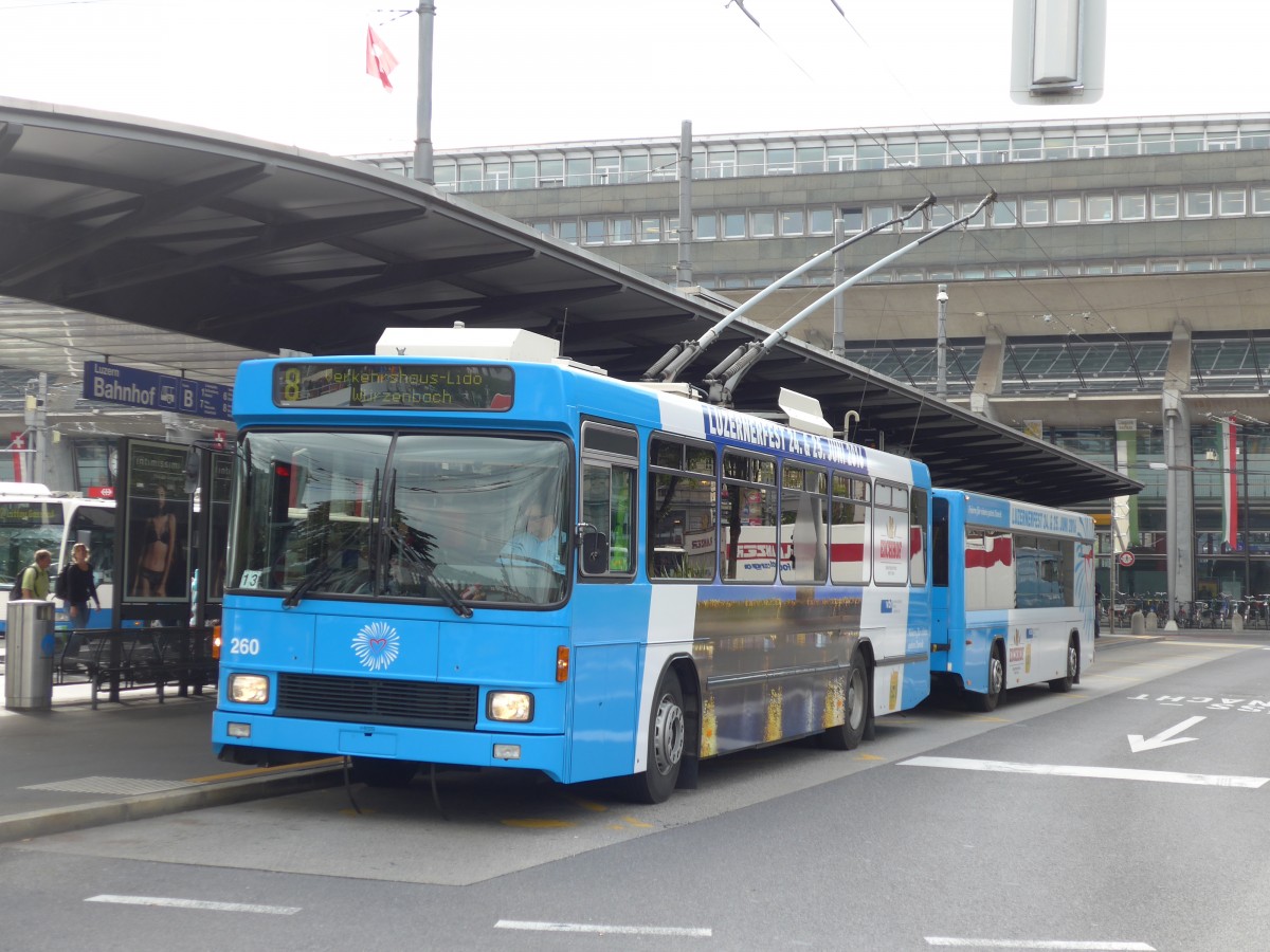 (164'881) - VBL Luzern - Nr. 260 - NAW/R&J-Hess Trolleybus am 16. September 2015 beim Bahnhof Luzern