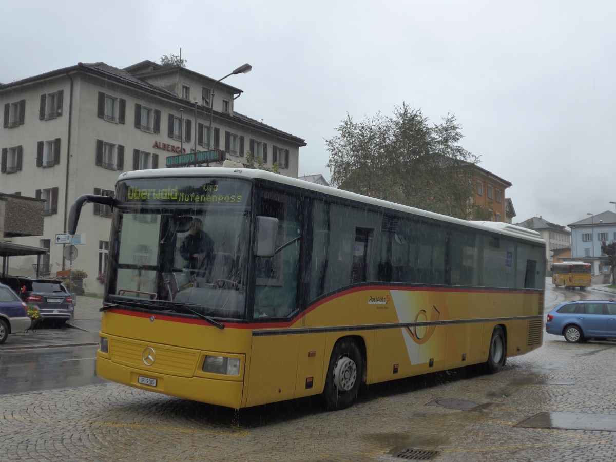 (164'913) - Mattli, Wassen - UR 9105 - Mercedes am 16. September 2015 beim Bahnhof Airolo