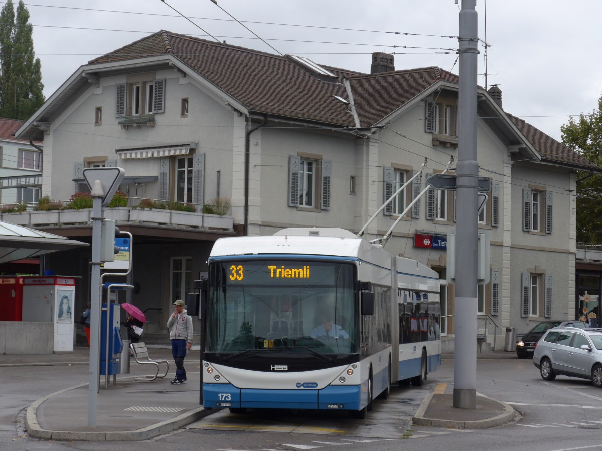 (164'958) - VBZ Zrich - Nr. 173 - Hess/Hess Gelenktrolleybus am 17. September 2015 beim Bahnhof Zrich-Tiefenbrunnen