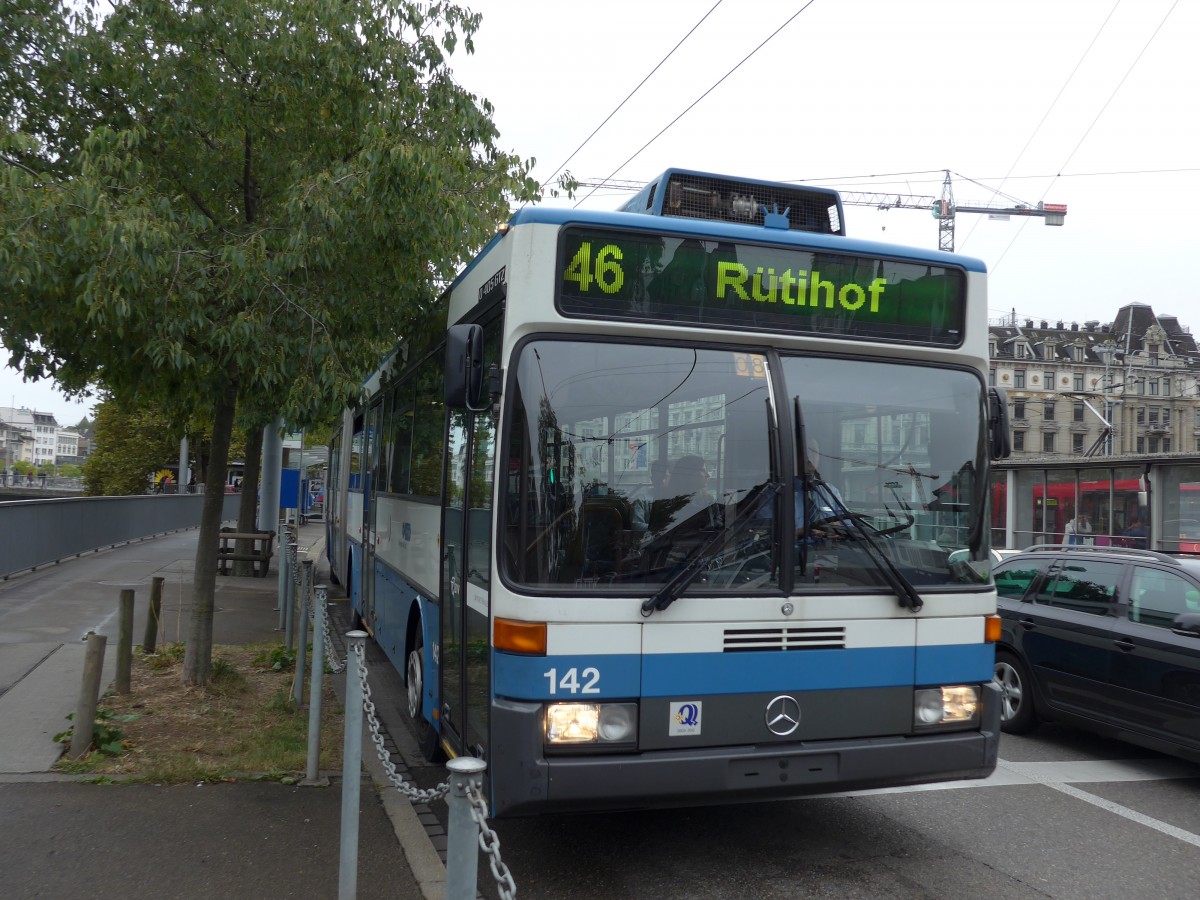 (164'979) - VBZ Zrich - Nr. 142 - Mercedes Gelenktrolleybus am 17. September 2015 in Zrich, Bahnhofquai/Hauptbahnhof