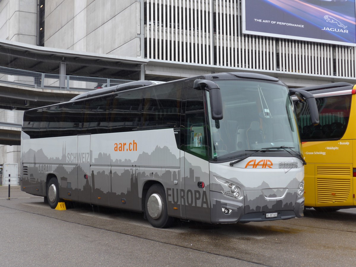(165'002) - AAR bus+bahn, Aarau - AG 387'665 - VDL am 17. September 2015 in Zrich, Flughafen