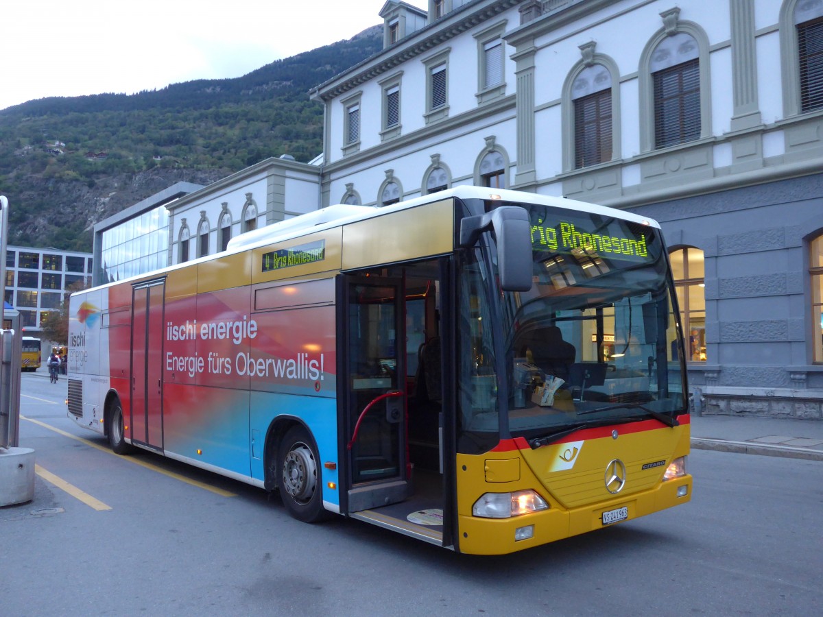 (165'521) - PostAuto Wallis - VS 241'963 - Mercedes am 23. September 2015 beim Bahnhof Brig