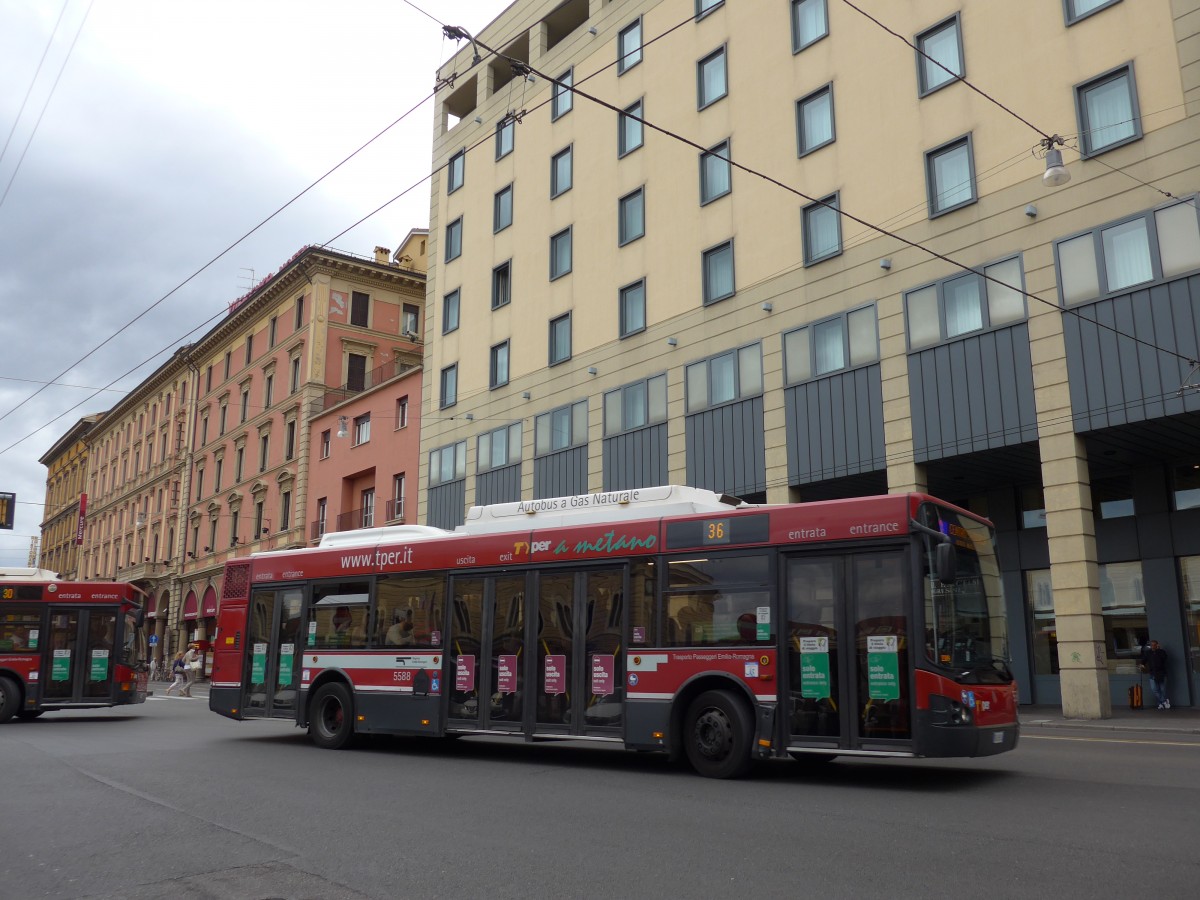 (165'546) - TPER Bologna - Nr. 5588 - BredaMenarinibus am 23. September 2015 beim Bahnhof Bologna Centrale
