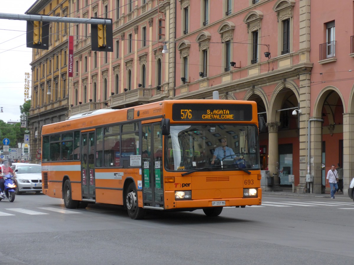 (165'555) - TPER Bologna - Nr. 693/AP-237 MH - Mercedes am 23. September 2015 beim Bahnhof Bologna Centrale