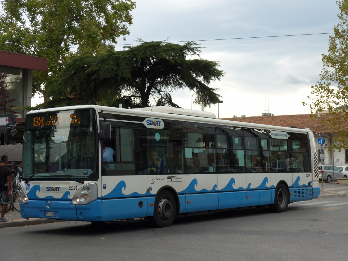 (165'576) - START Cesena - Nr. 32'124/DZ-175 ZN - Irisbus am 23. September 2015 beim Bahnhof Rimini