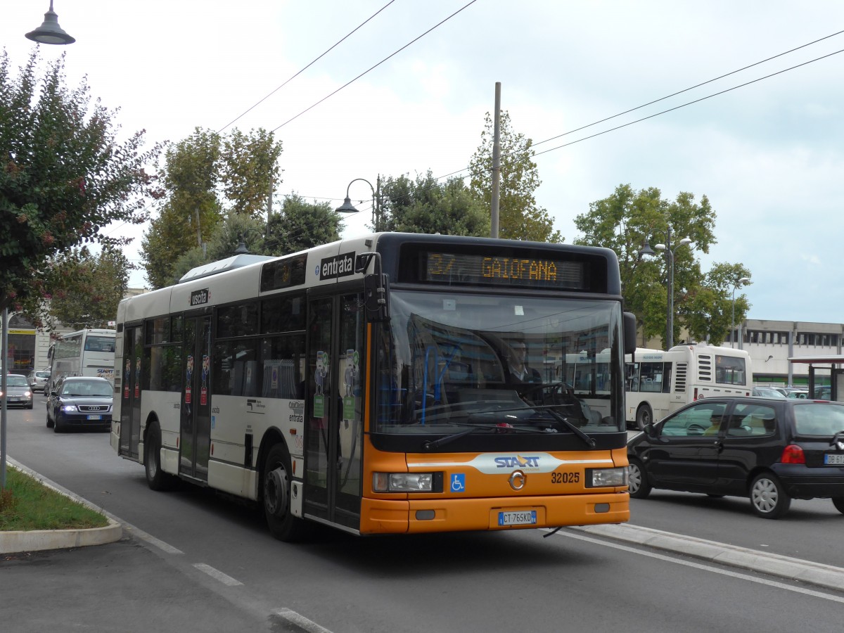 (165'765) - START Cesena - Nr. 32'025/CT-765 KD - Irisbus am 25. September 2015 beim Bahnhof Rimini