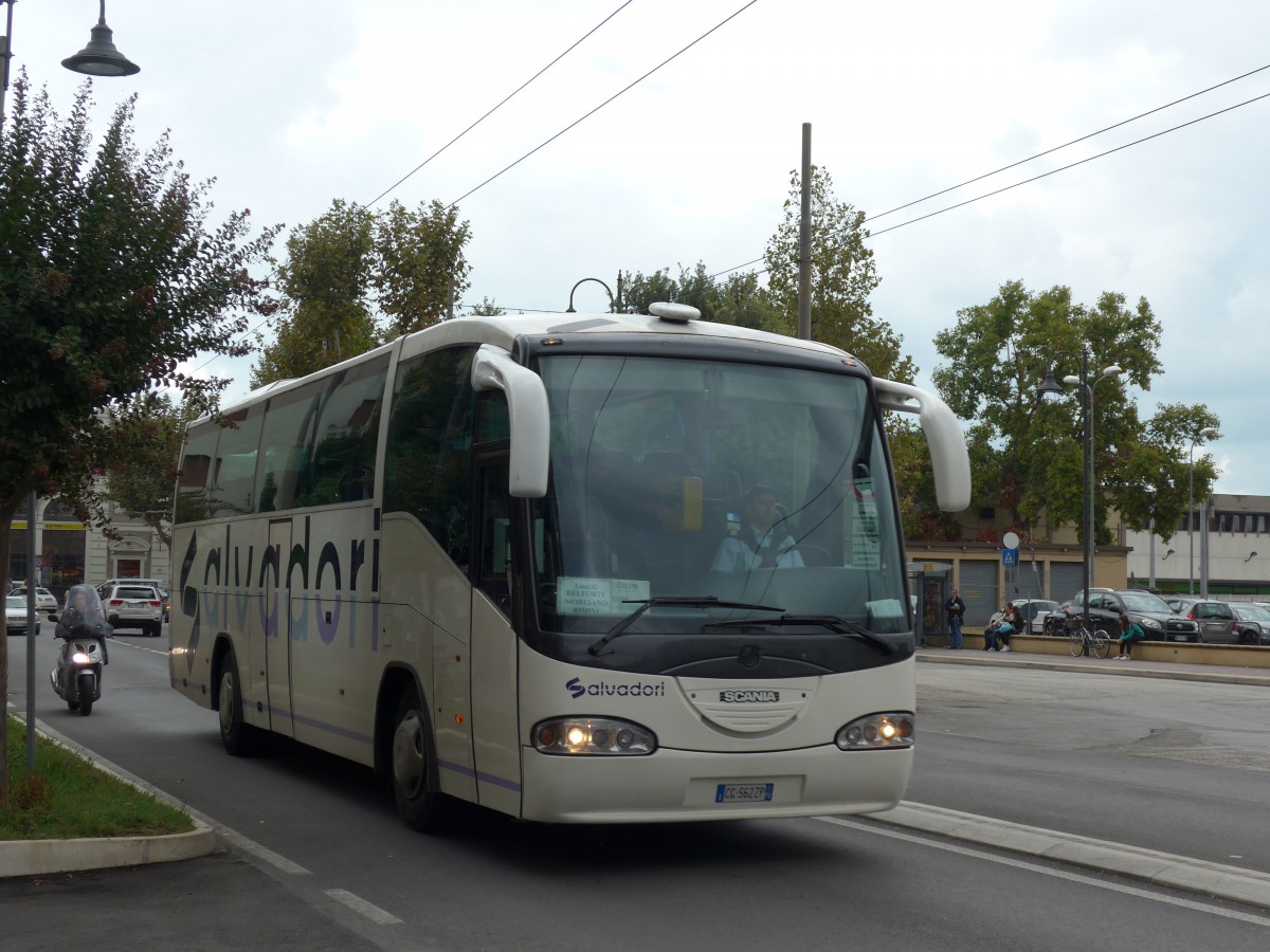 (165'772) - Salvadori, Cattolica - CG-562 ZP - Scania/Irizar am 25. September 2015 beim Bahnhof Rimini