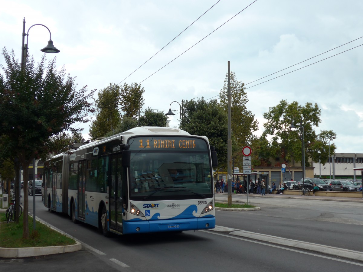 (165'780) - START Cesena - Nr. 36'505/RN 505 - Van Hool Gelenktrolleybus am 25. September 2015 beim Bahnhof Rimini