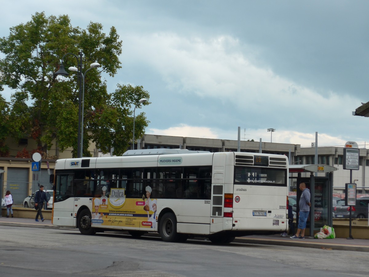 (165'800) - START Cesena - Nr. 32'022/CT-761 KD - Irisbus am 25. September 2015 beim Bahnhof Rimini