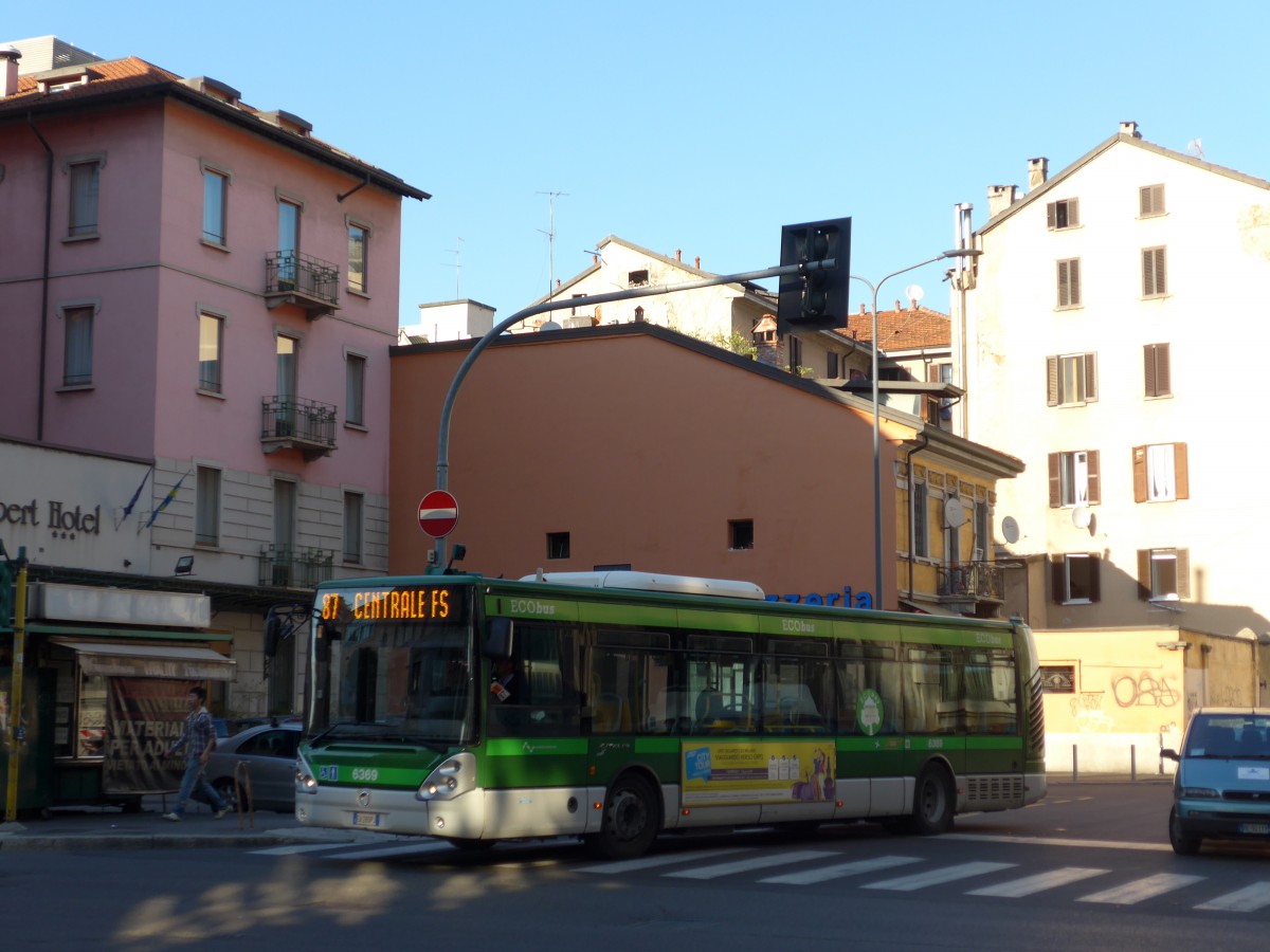 (165'819) - ATM Milano - Nr. 6369/EJ-280 PJ - Irisbus am 25. September 2015 beim Bahnhof Milano Centrale