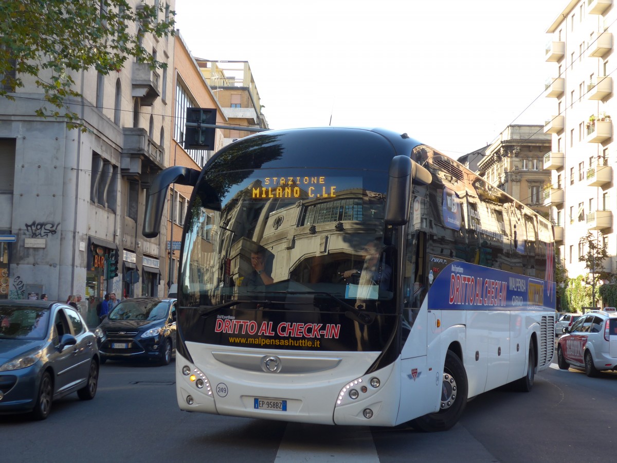 (165'828) - Malpensa Shuttle, Milano - Nr. 249/EP-958 BZ - Irisbus am 25. September 2015 beim Bahnhof Milano Centrale