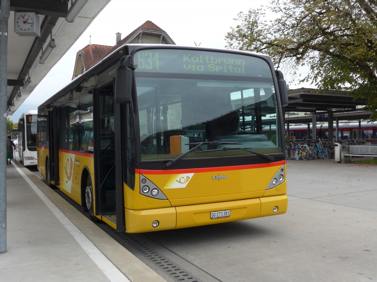 (166'164) - PostAuto Ostschweiz - SG 273'381 - Van Hool am 10. Oktober 2015 beim Bahnhof Uznach