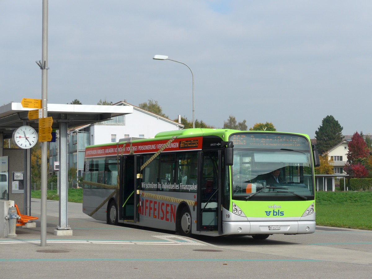 (166'214) - Busland, Burgdorf - Nr. 19/BE 612'515 - Van Hool am 12. Oktober 2015 beim Bahnhof Fraubrunnen