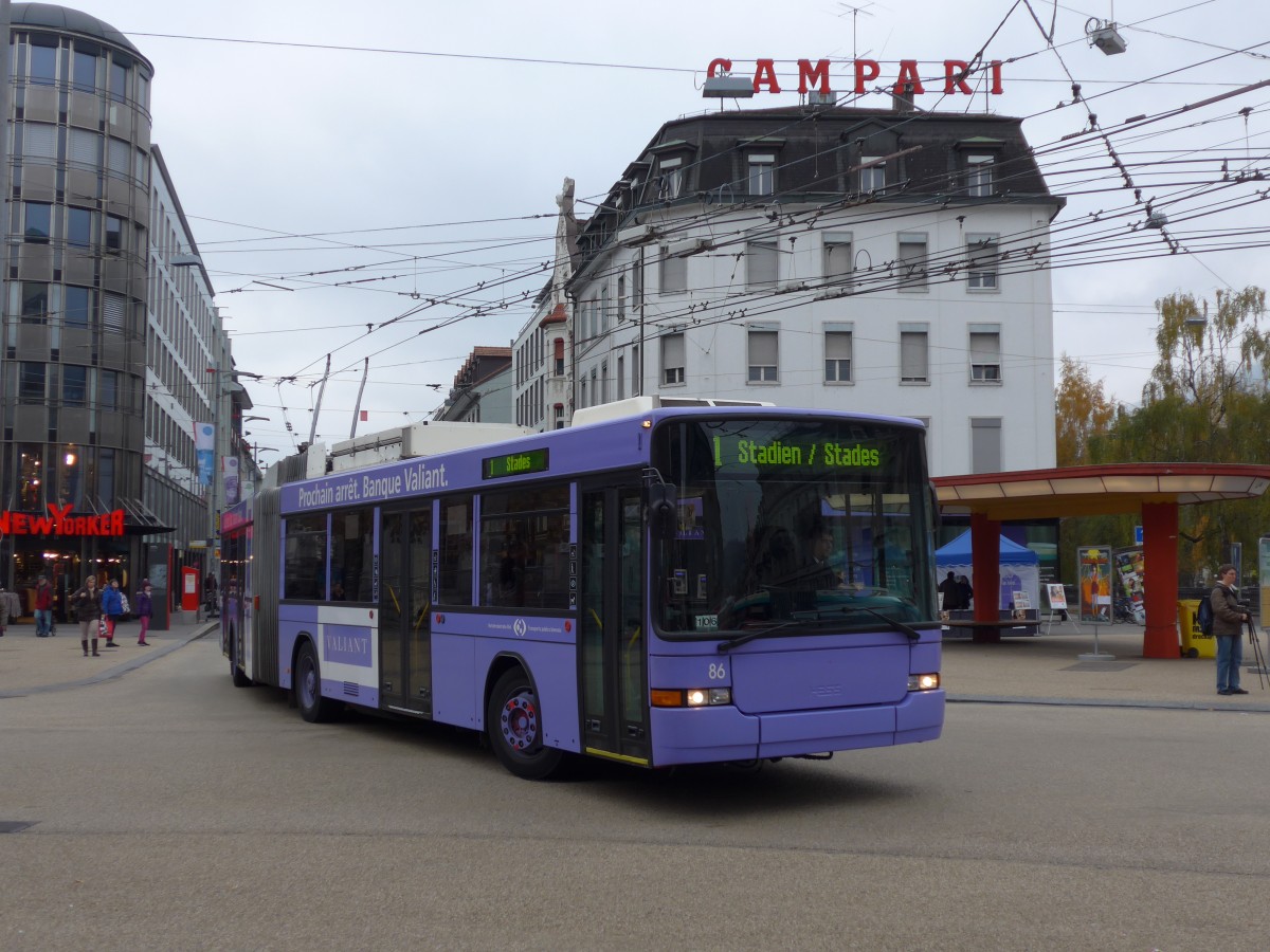 (166'323) - VB Biel - Nr. 86 - NAW/Hess Gelenktrolleybus am 24. Oktober 2015 in Biel, Zentralplatz