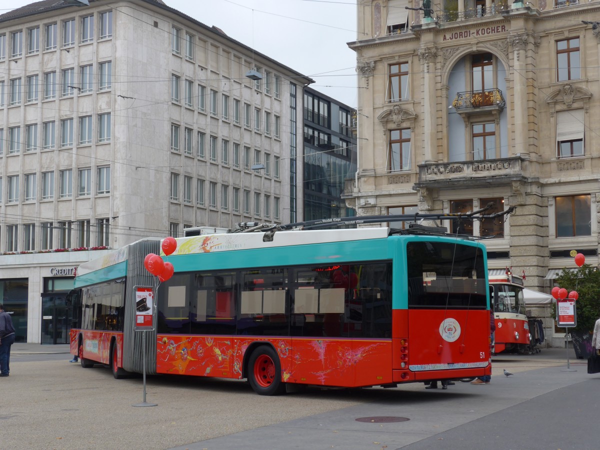 (166'343) - VB Biel - Nr. 51 - Hess/Hess Gelenktrolleybus am 24. Oktober 2015 in Biel, Zentralplatz