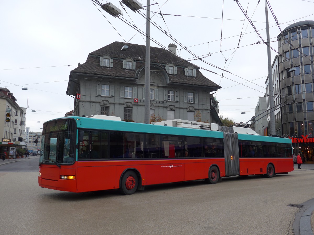(166'347) - VB Biel - Nr. 85 - NAW/Hess Gelenktrolleybus am 24. Oktober 2015 in Biel, Zentralplatz