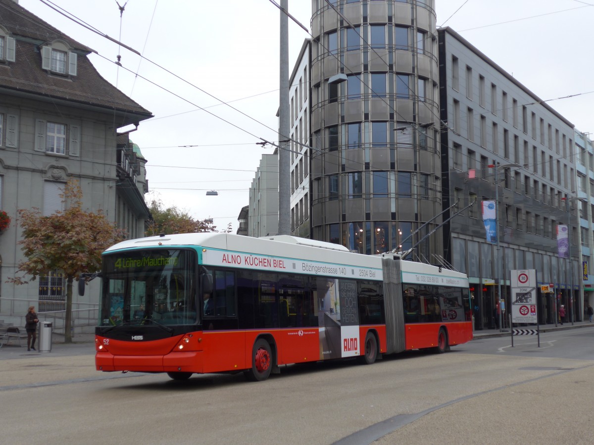 (166'348) - VB Biel - Nr. 52 - Hess/Hess Gelenktrolleybus am 24. Oktober 2015 in Biel, Zentralplatz