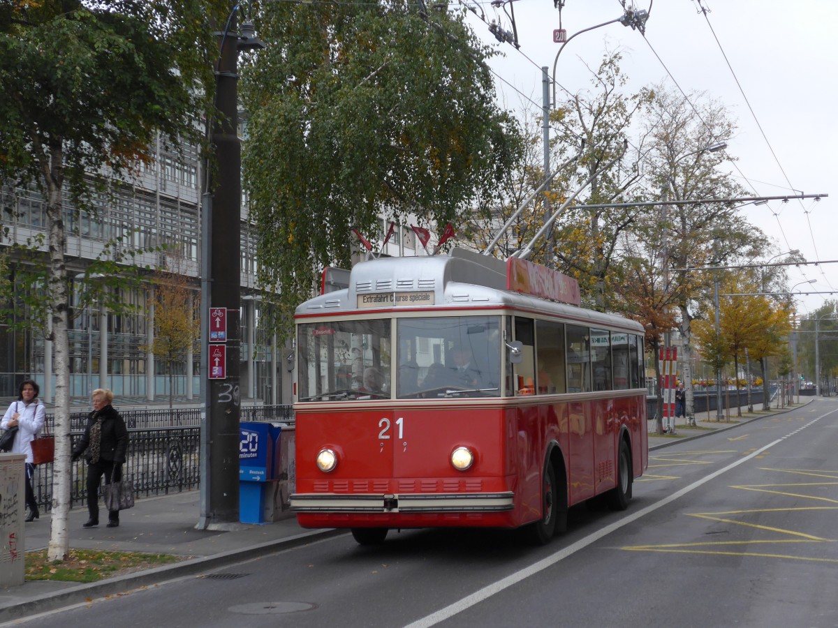 (166'352) - VB Biel - Nr. 21 - Berna/Hess Trolleybus am 24. Oktober 2015 in Biel, Zentralplatz