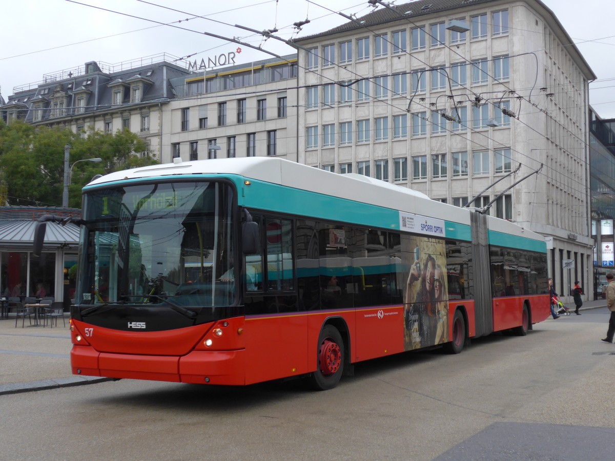 (166'357) - VB Biel - Nr. 57 - Hess/Hess Gelenktrolleybus am 24. Oktober 2015 in Biel, Zentralplatz