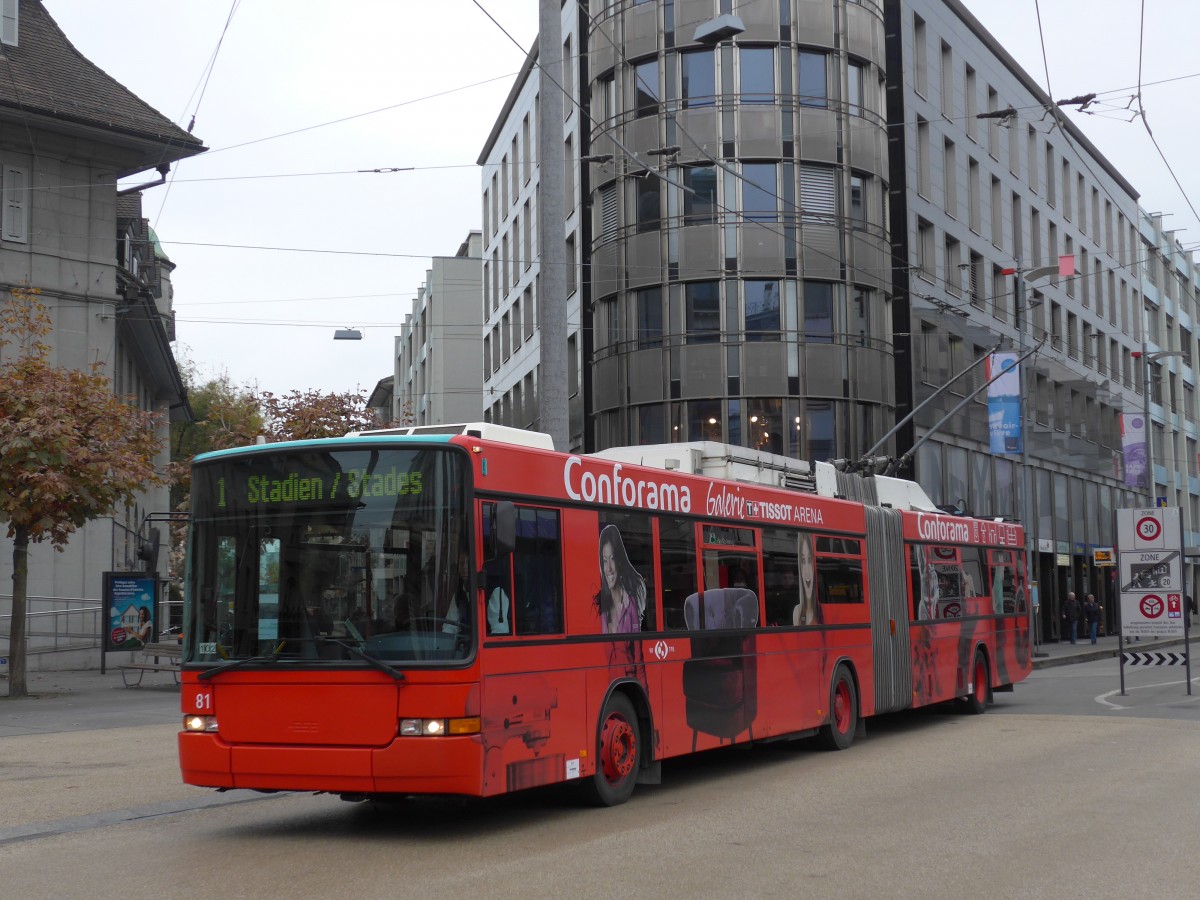 (166'362) - VB Biel - Nr. 81 - NAW/Hess Gelenktrolleybus am 24. Oktober 2015 in Biel, Zentralplatz