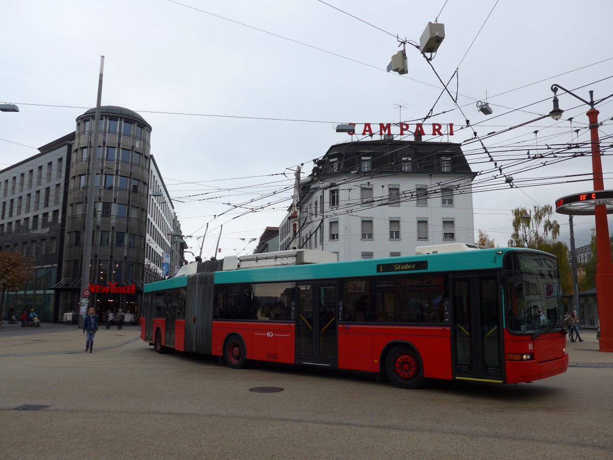 (166'383) - VB Biel - Nr. 85 - NAW/Hess Gelenktrolleybus am 24. Oktober 2015 in Biel, Zentralplatz