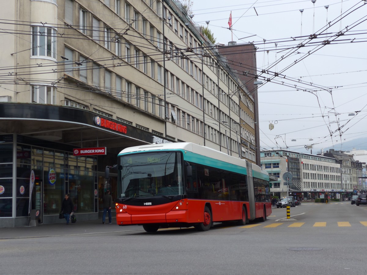 (166'401) - VB Biel - Nr. 60 - Hess/Hess Gelenktrolleybus am 24. Oktober 2015 beim Bahnhof Biel