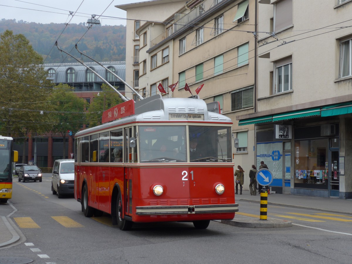 (166'407) - VB Biel - Nr. 21 - Berna/Hess Trolleybus am 24. Oktober 2015 beim Bahnhof Biel