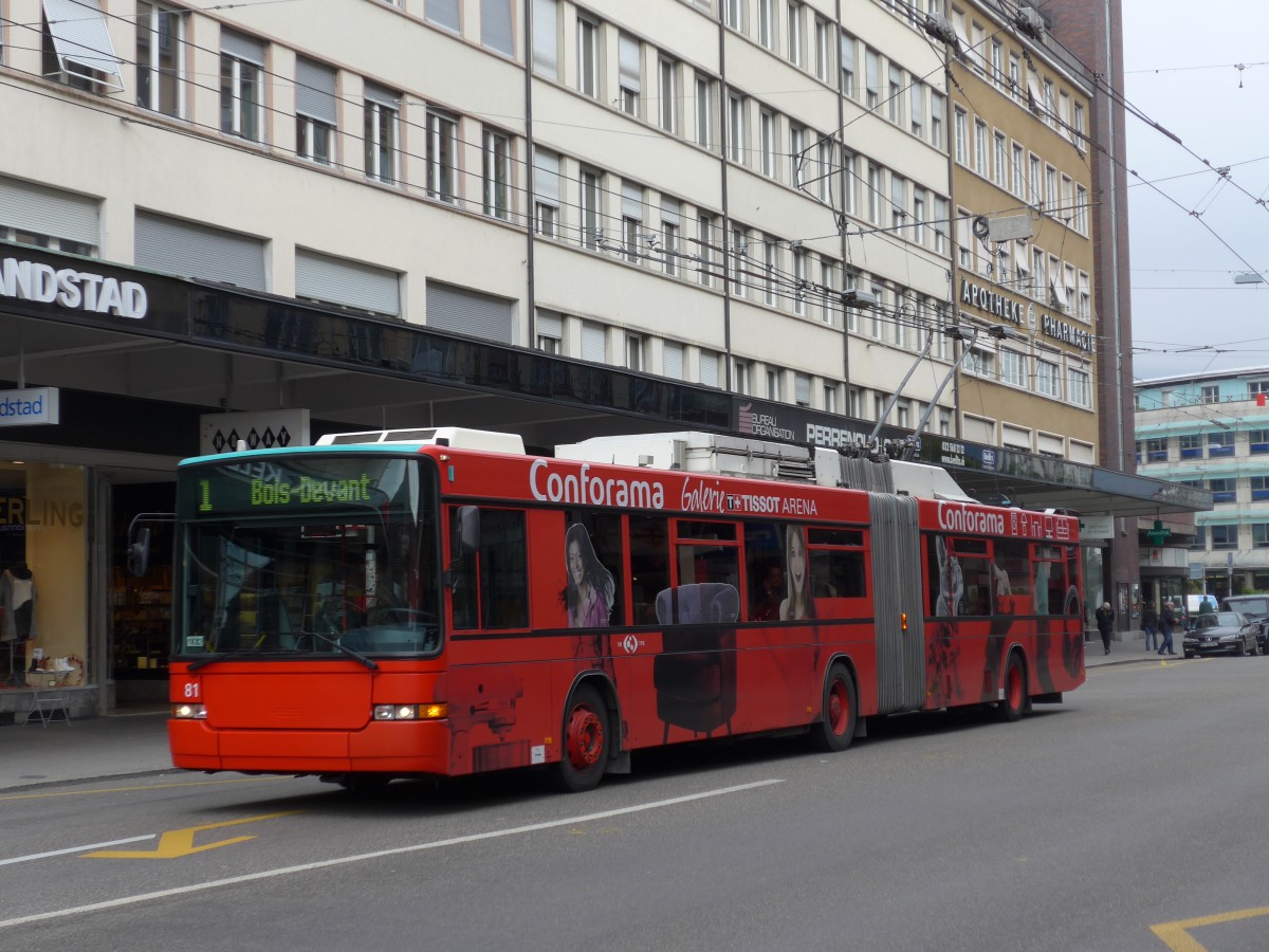 (166'411) - VB Biel - Nr. 81 - NAW/Hess Gelenktrolleybus am 24. Oktober 2015 beim Bahnhof Biel