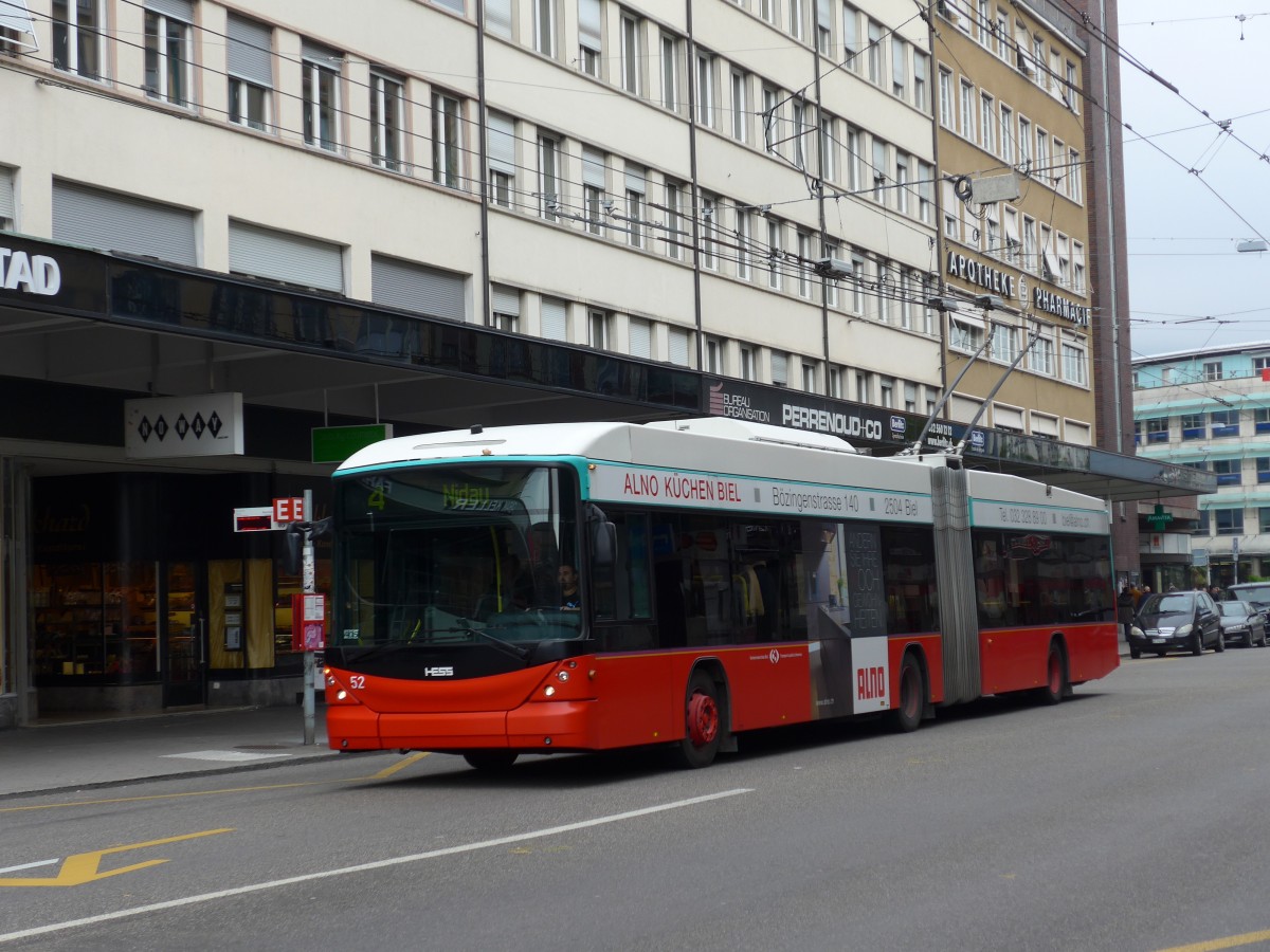(166'412) - VB Biel - Nr. 52 - Hess/Hess Gelenktrolleybus am 24. Oktober 2015 beim Bahnhof Biel
