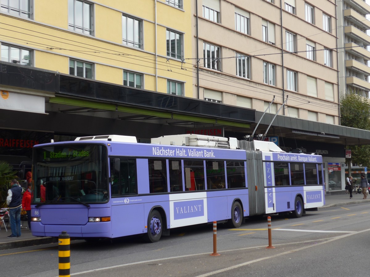 (166'419) - VB Biel - Nr. 86 - NAW/Hess Gelenktrolleybus am 24. Oktober 2015 beim Bahnhof Biel