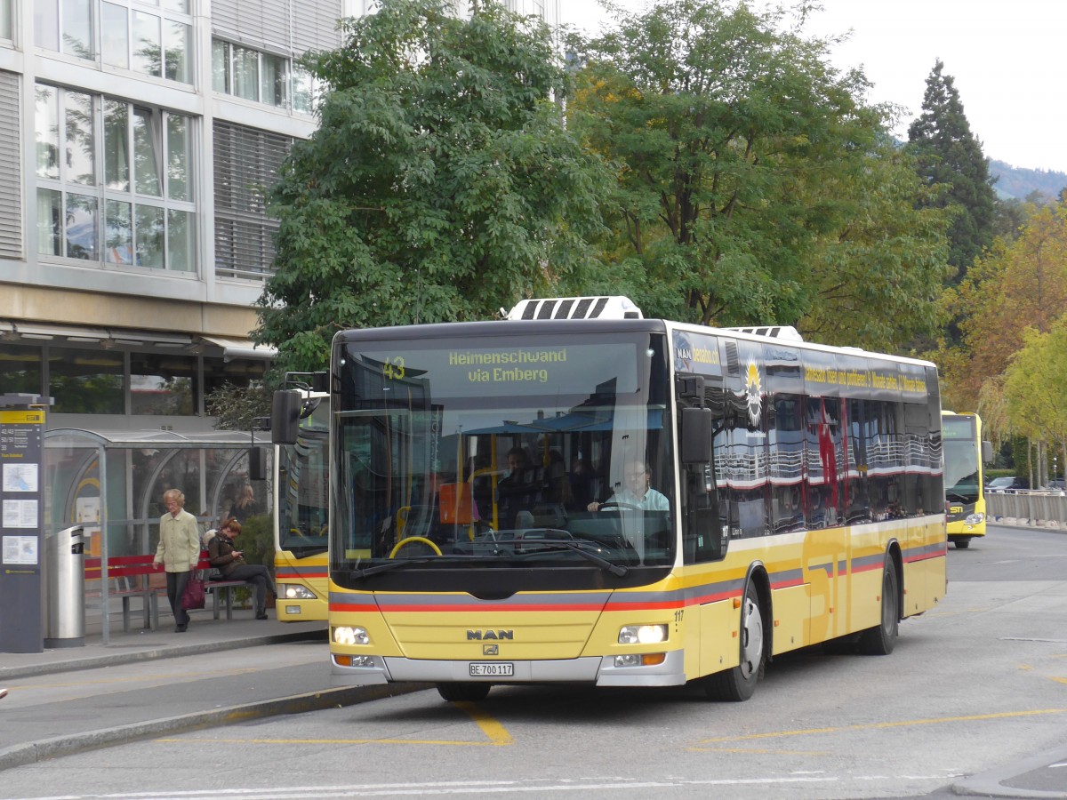 (166'481) - STI Thun - Nr. 117/BE 700'117 - MAN am 24. Oktober 2015 beim Bahnhof Thun