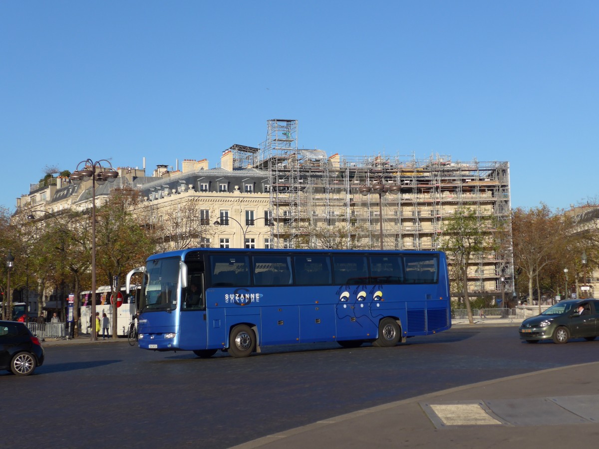 (166'705) - Suzanne, Villeneuve-Saint-Georges - 3045 XK 94 - Irisbus am 15. November 2015 in Paris, Arc de Triomphe