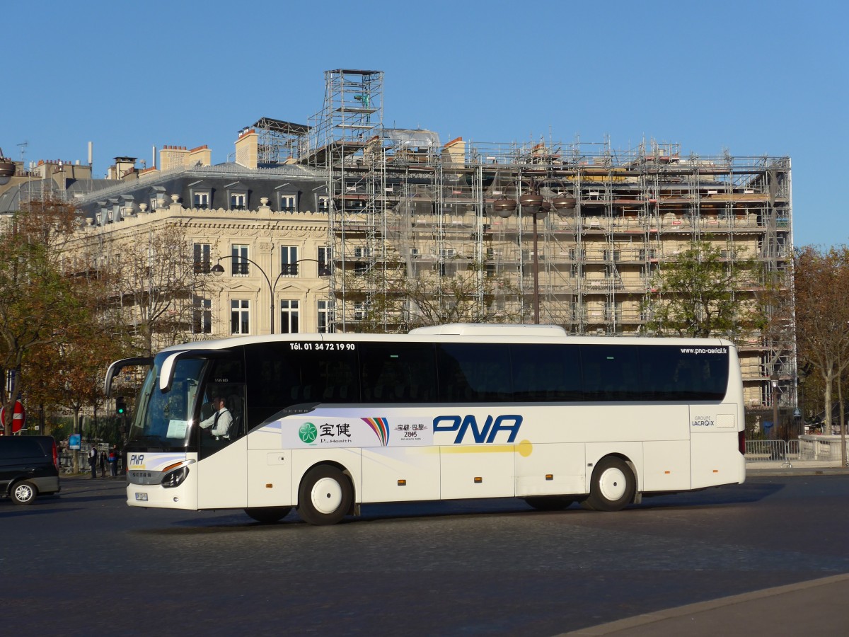 (166'708) - PNA, Villeron - DR 133 VV - Setra am 15. November 2015 in Paris, Arc de Triomphe