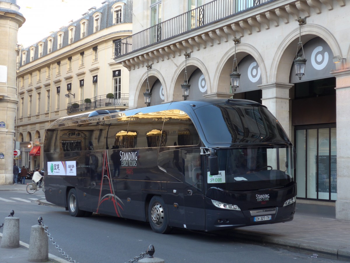 (166'712) - Standing, Paris - CH 327 TY - Neoplan am 15. November 2015 in Paris, Louvre