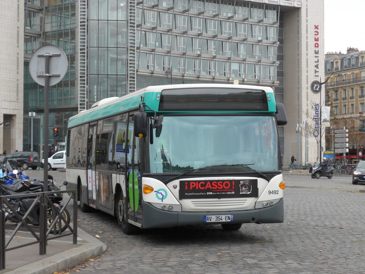 (166'854) - RATP Paris - Nr. 9492/AV 354 EN - Scania am 16. November 2015 in Paris, Place d'Italie