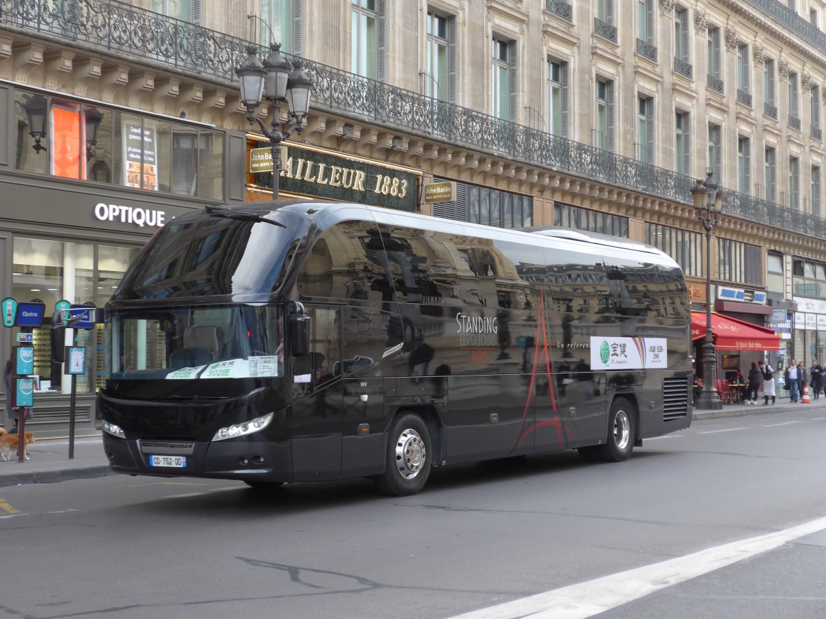 (166'894) - Standing, Paris - CD 752 QD - Neoplan am 16. November 2015 in Paris, Opra