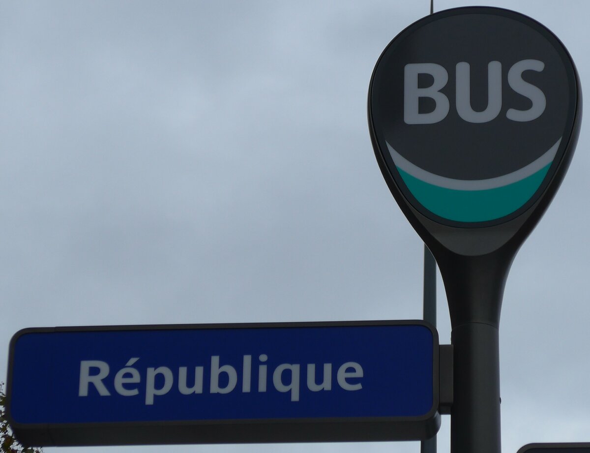 (166'963) - RATP-Haltestellenschild - Paris, Rpublique - am 16. November 2015