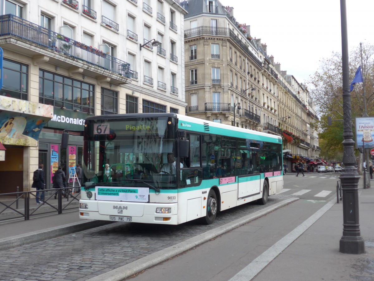 (167'120) - RATP Paris - Nr. 9033/125 PNC 75 - MAN am 17. November 2015 in Paris, Pigalle