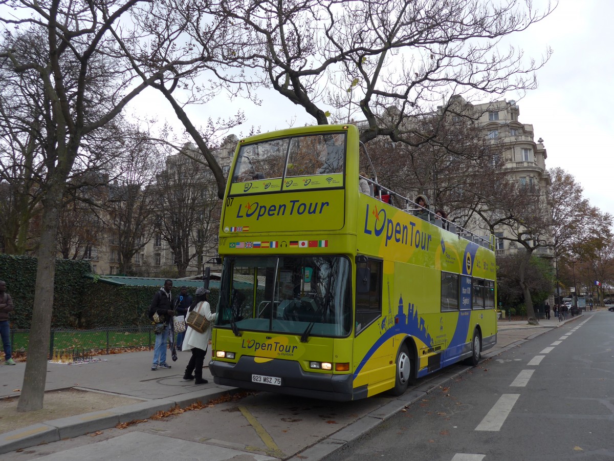 (167'162) - L'Open Tour, Paris - Nr. 7/923 MSZ 75 - Volvo am 17. November 2015 in Paris, Tour Eiffel
